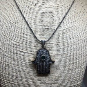 שרשרת כסף קצרה ענתיקה ,תליון חמסה בשילוב זרקונים  ואמרלד