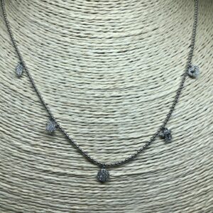 שרשרת כסף קצרה עם תליונים משובצים